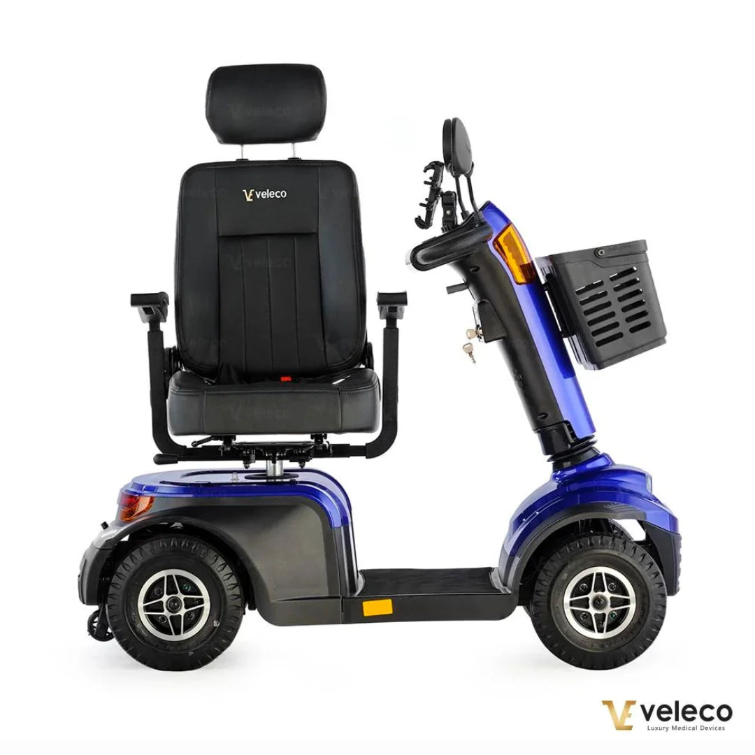 Električni mobilni voziček Veleco Looper v modri barvi z udobnim sedežem in košaro za shranjevanje.