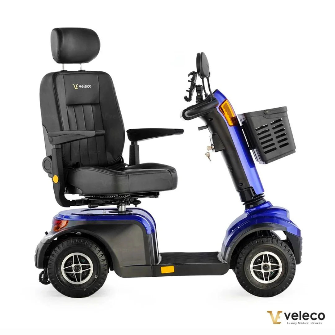 Električni mobilni voziček Veleco Looper v modri barvi z udobnim sedežem in košaro.