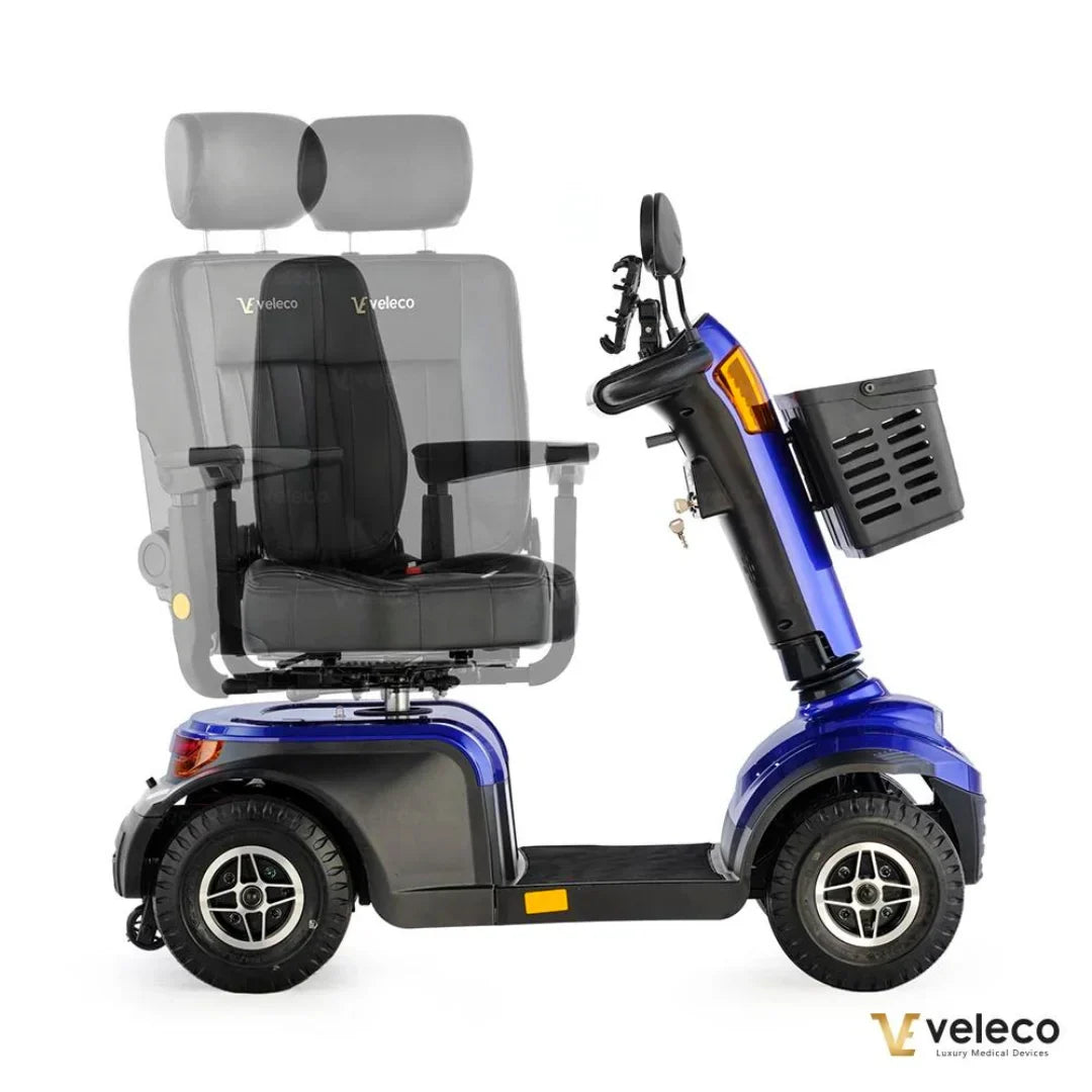 Izdelek je električni skuter, model Veleco Looper. Na sliki je prikazan skuter v modri barvi, opremljen z udobnim sedežem s naslonjalom in naslonoma za roke. Vidna je tudi krmilna enota z držalom za telefon in košarico za shranjevanje. Skuter je zasnovan za udobno in enostavno vožnjo, kar ga naredi primernega za različne uporabnike.