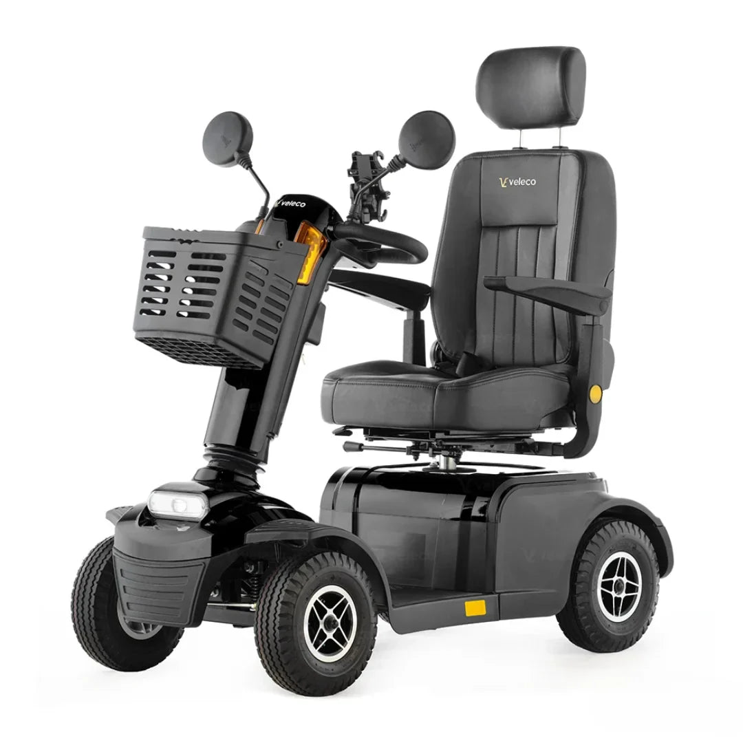 Izdelek je električni skuter, model Veleco Looper. Na sliki je prikazan skuter z udobnim sedežem in naslonjalom, opremljen z ročaji in ogledali. Spredaj je košara za shranjevanje, kar povečuje njegovo praktičnost. Skuter ima štiri kolesa, kar zagotavlja stabilnost in varnost pri vožnji. Celoten dizajn je eleganten in funkcionalen, kar ga naredi primernega za vsakodnevno uporabo.