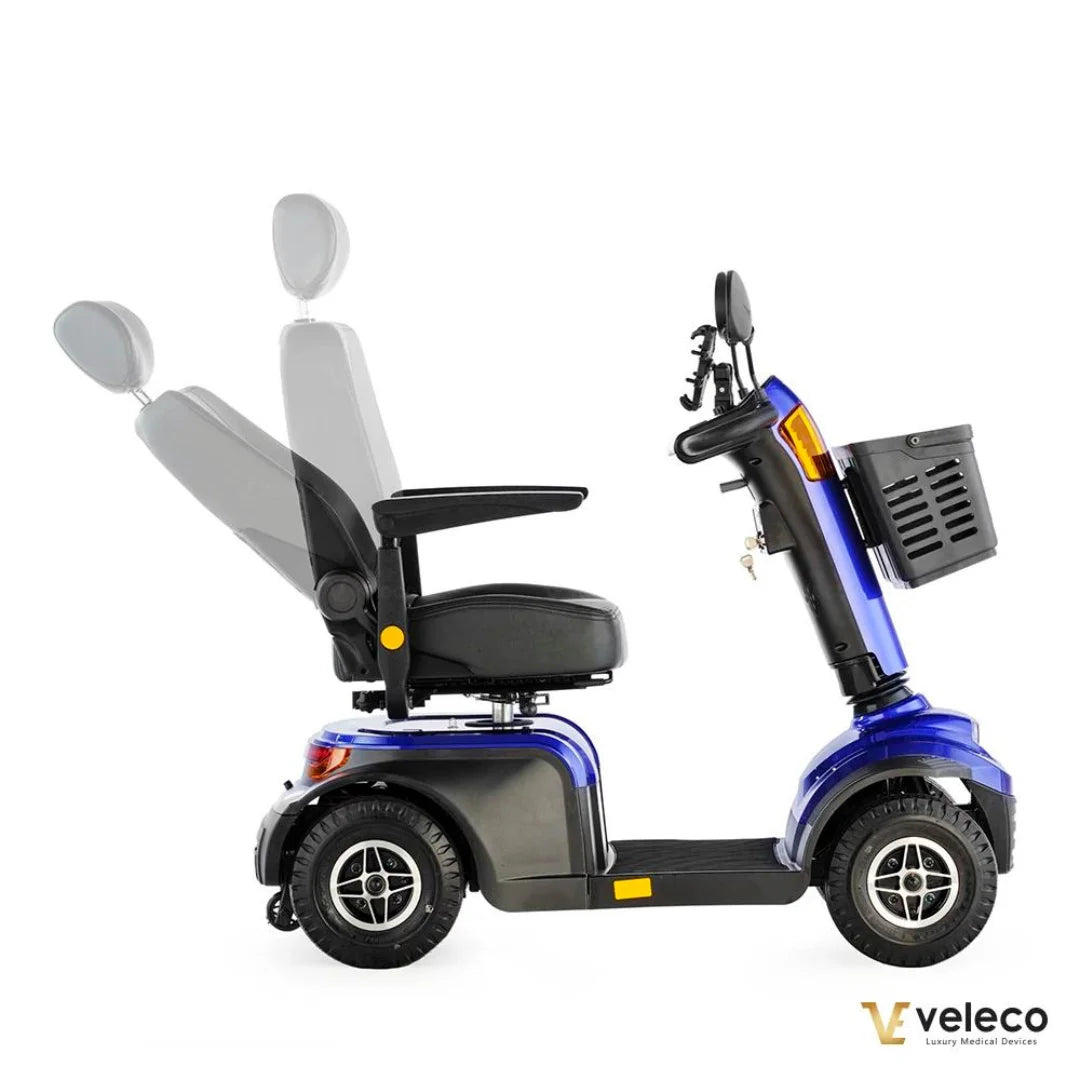 Izdelek je električni skuter, model Veleco Looper. Na sliki je prikazan stranski pogled na skuter, ki ima udoben sedež z nastavljivim naslonjalom in naslonoma za roke. Vidna je tudi prednja luč in košara za shranjevanje na zadnjem delu vozila. Skuter je zasnovan za udobno in varno vožnjo.