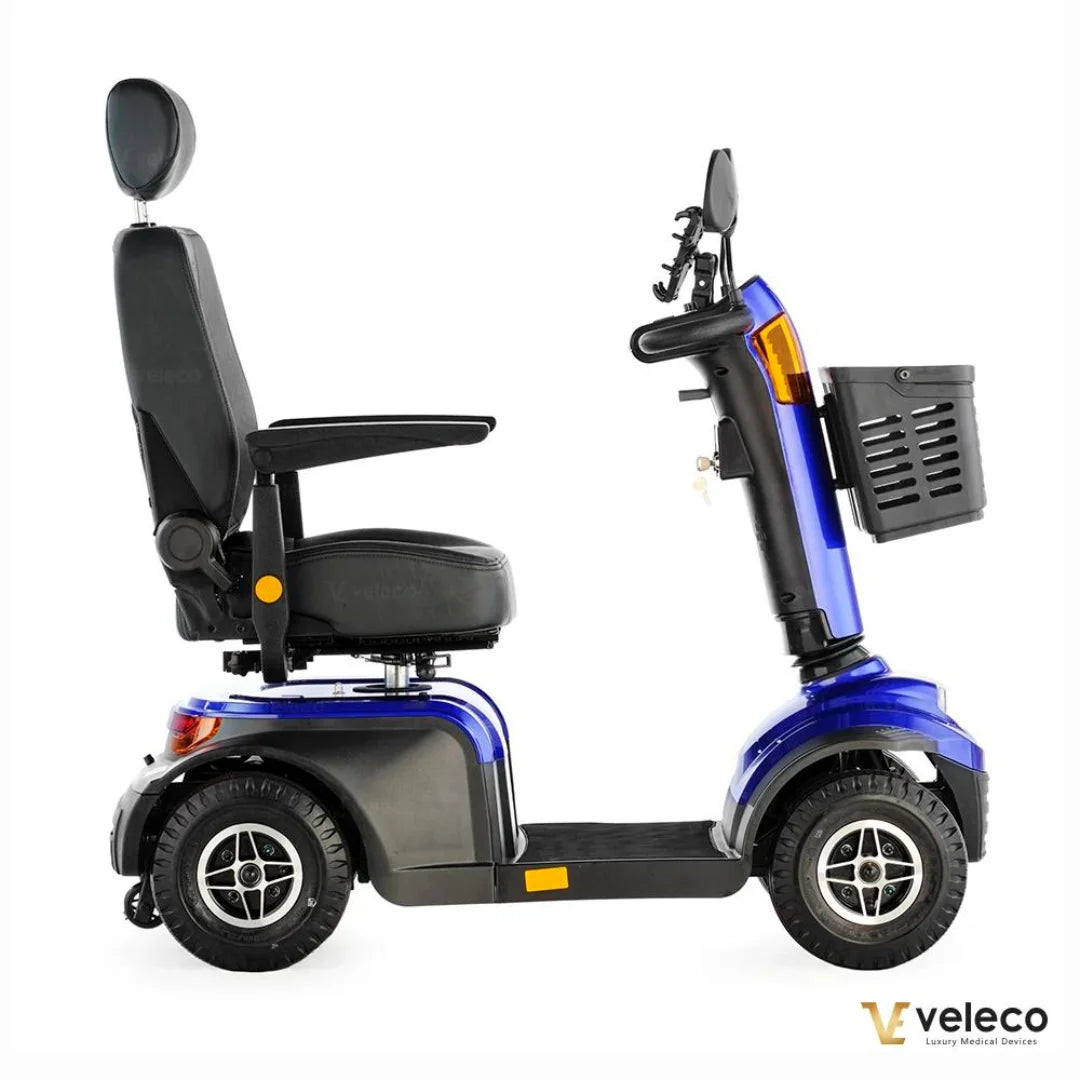 Stranski pogled električnega mobilnega vozička Veleco Looper v modri barvi, ki ima udoben sedež.