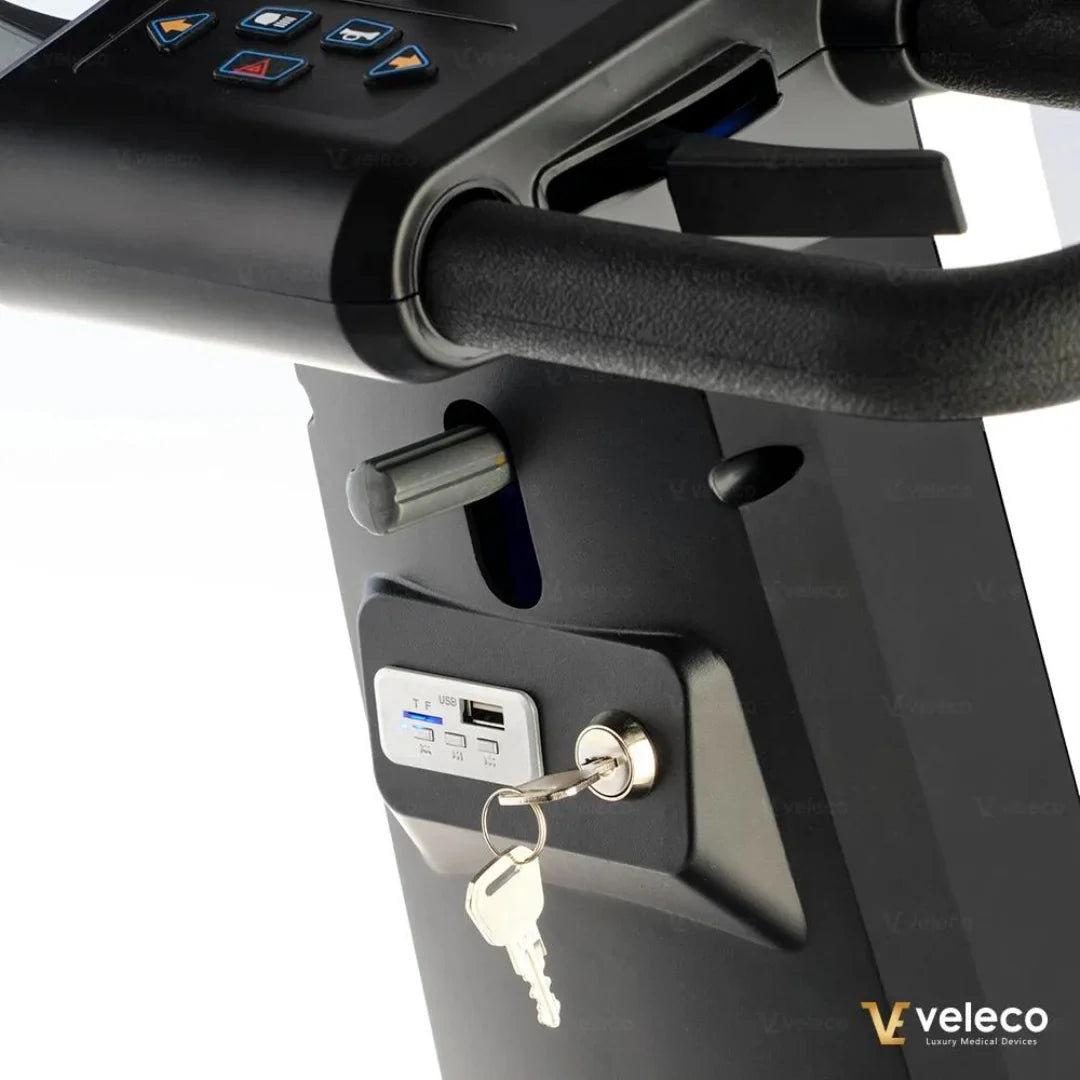 Izdelek na sliki je električni skuter, model Veleco Sharpy. Na sliki je prikazan del krmila, ki vključuje nadzorno ploščo z različnimi gumbi ter ključavnico za vklop. Vidna sta tudi USB priključek in prostor za kartico, kar nakazuje na dodatne funkcionalnosti skuterja. Zasnova je moderna in praktična za uporabnike.