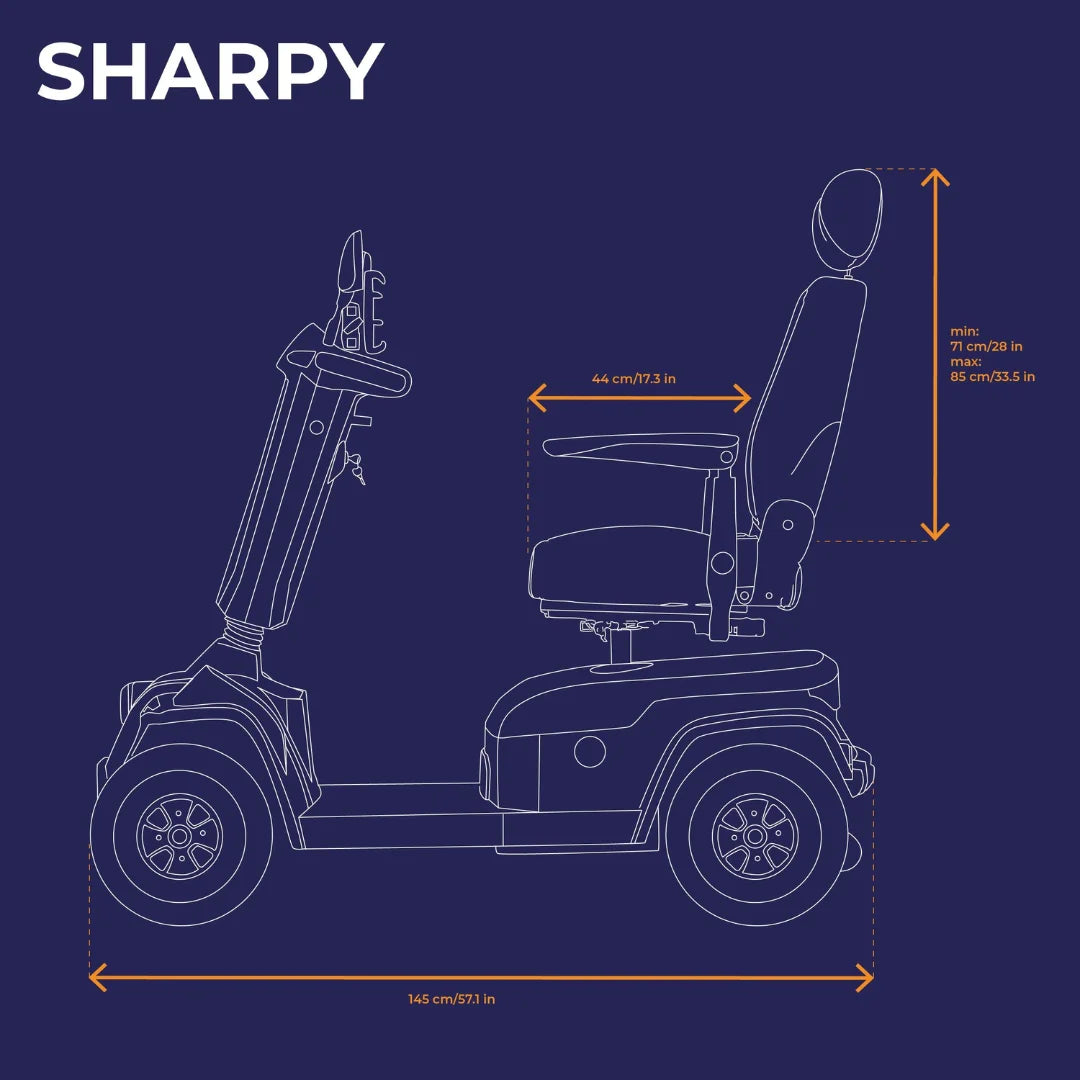 Izdelek je električni skuter, model Veleco Sharpy. Na sliki je prikazana stranska perspektiva skuterja, ki vključuje sedež, naslonjalo in upravljalno palico. Vidne so tudi dimenzije skuterja, kar omogoča boljšo predstavo o velikosti in ergonomiji. Skuter je zasnovan za udobno vožnjo, kar je pomembno za uporabnike, ki potrebujejo mobilnostno pomoč.