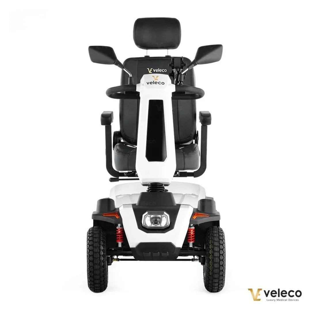 Izdelek je električni skuter, model Veleco Sharpy. Na sliki je vidna sprednja stran skuterja, ki ima udobno sedežno mesto s hrbtno oporo, krmilo ter ogledali. Skuter je zasnovan za udobno vožnjo, kar je razvidno iz širokih gum in robustne konstrukcije. Znamka Veleco je prikazana na krmilu in na sedežu, kar poudarja kakovost in namen izdelka.