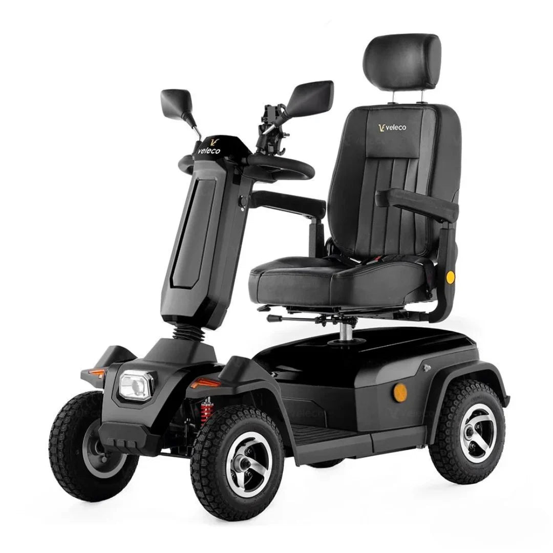 Izdelek na sliki je električni skuter, model Veleco Sharpy. Na sliki je prikazan skuter z udobnim sedežem, naslonjalom za glavo in ročaji. Ima široke pnevmatike za boljšo stabilnost in manevriranje, kar je primerno za uporabo na različnih površinah. Zasnova je moderna in funkcionalna, kar omogoča enostavno vožnjo.