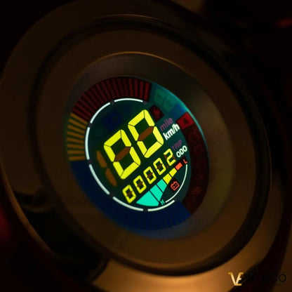 Izdelek je električni mobilni voziček, model Veleco ZT15. Na sliki je prikazan digitalni merilnik hitrosti, ki prikazuje hitrost vozička v km/h, skupaj z drugimi informacijami, kot so prevožena razdalja in stanje baterije. Barvni prikaz omogoča enostavno branje podatkov med vožnjo.