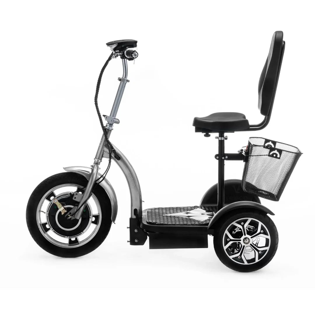 Izdelek je električni mobilni voziček, model Veleco ZT16. Na sliki je prikazan voziček s širokimi kolesi, udobnim sedežem in ročajem za upravljanje. Ima tudi košarico za shranjevanje, kar povečuje njegovo funkcionalnost. Oblika je moderna in praktična, kar omogoča enostavno manevriranje.