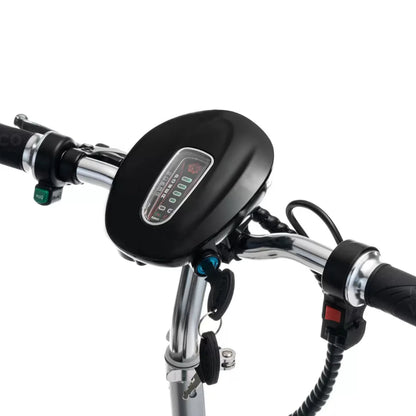 Izdelek je električni mobilni voziček, model Veleco ZT16. Na sliki je prikazan del krmila, kjer je nameščen digitalni zaslon, ki prikazuje podatke o hitrosti in stanju baterije. Vidni so tudi gumbi za upravljanje in ključavnica, kar nakazuje na funkcionalnost in varnost vozička. Krmilo je izdelano iz kovine, kar daje izdelku robusten videz.