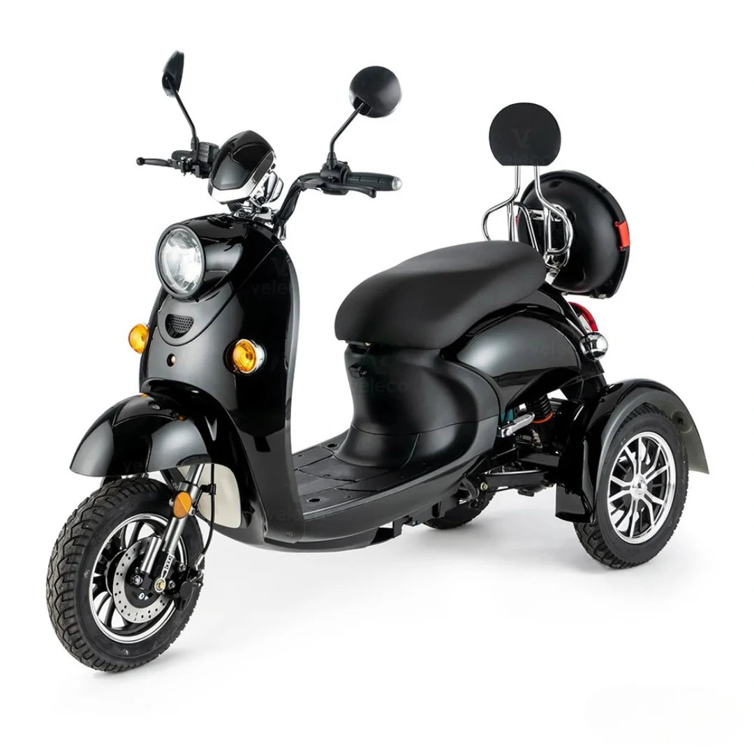 Izdelek je električni mobilni voziček, model ZT63. Na sliki je prikazan črn voziček s tremi kolesi, ki ima široko sedežno površino in udobno naslonjalo. Opremljen je z lučmi, ogledali in velikimi kolesi, kar omogoča stabilno vožnjo. Zasnova je elegantna in moderna, kar ga dela privlačnega za uporabnike.