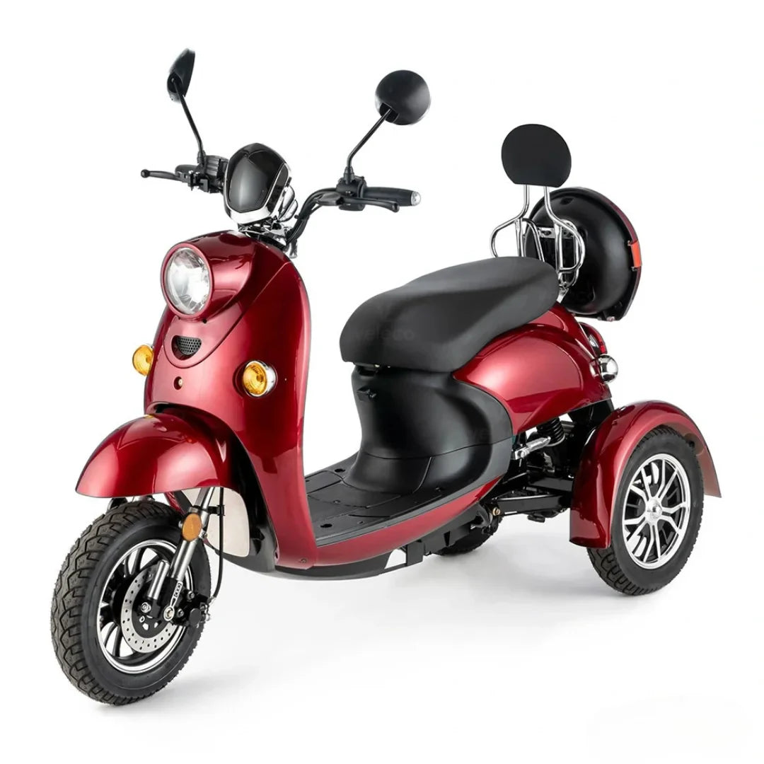 Izdelek na sliki je električni mobilni voziček, model Veleco ZT63. Ima tri kolesa, kar zagotavlja stabilnost, ter udobno sedežno mesto. Na sprednjem delu so vidne luči in krmilo z ogledali, kar omogoča enostavno upravljanje. Vozilo je v rdeči barvi, kar mu daje privlačen videz.
