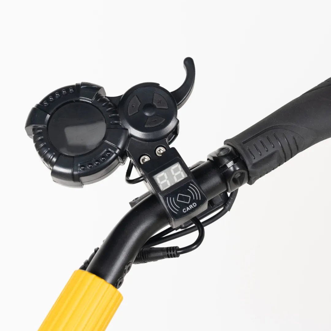 Izdelek je električni skiro znamke Vsett, model 11 Super. Na sliki je prikazan del krmila, ki vključuje digitalni zaslon za prikaz hitrosti ali prevožene razdalje ter kontrolne gumbe za upravljanje. Vidna je tudi rumena ročica, ki omogoča boljši oprijem. Celoten dizajn je sodoben in funkcionalen, kar nakazuje na napredne funkcije skiroja.