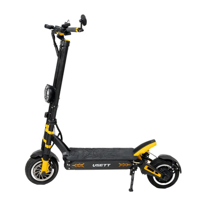 Izdelek na sliki je električni skiro, znamke Vsett, model 11 Super. Na sliki je prikazan skiro v črni in rumeni barvi, s širokim stojalom, krmilom in velikimi kolesi. Vidni so tudi elementi, kot so luči in vzmetenje, kar nakazuje na njegovo zmogljivost in udobje pri vožnji.