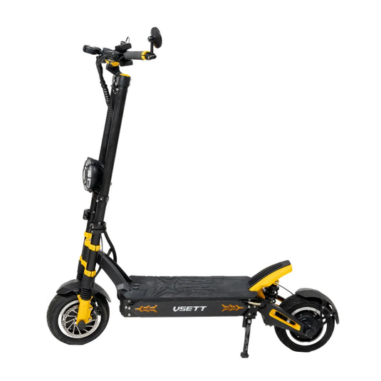 Izdelek na sliki je električni skiro, znamke Vsett, model 11 Super. Na sliki je prikazan skiro v črni in rumeni barvi, s širokim stojalom, krmilom in velikimi kolesi. Vidni so tudi elementi, kot so luči in vzmetenje, kar nakazuje na njegovo zmogljivost in udobje pri vožnji.