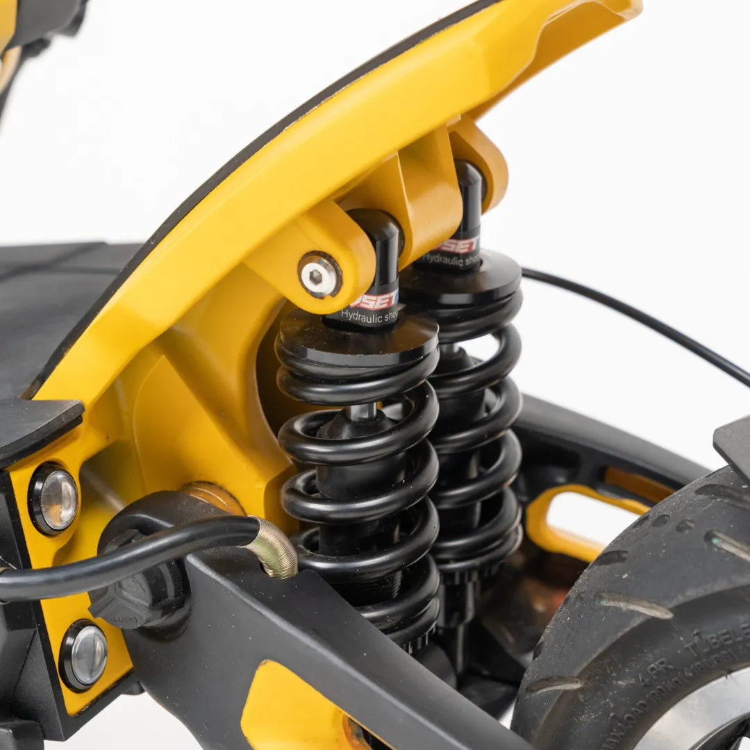 Na sliki je prikazan električni skiro znamke Vsett, model 11 Super. Vidni so hidravlični amortizerji, ki zagotavljajo udobno vožnjo, ter del konstrukcije, ki je zasnovan za boljšo stabilnost in zmogljivost. Barvna kombinacija rumene in črne daje skiroju športen videz.