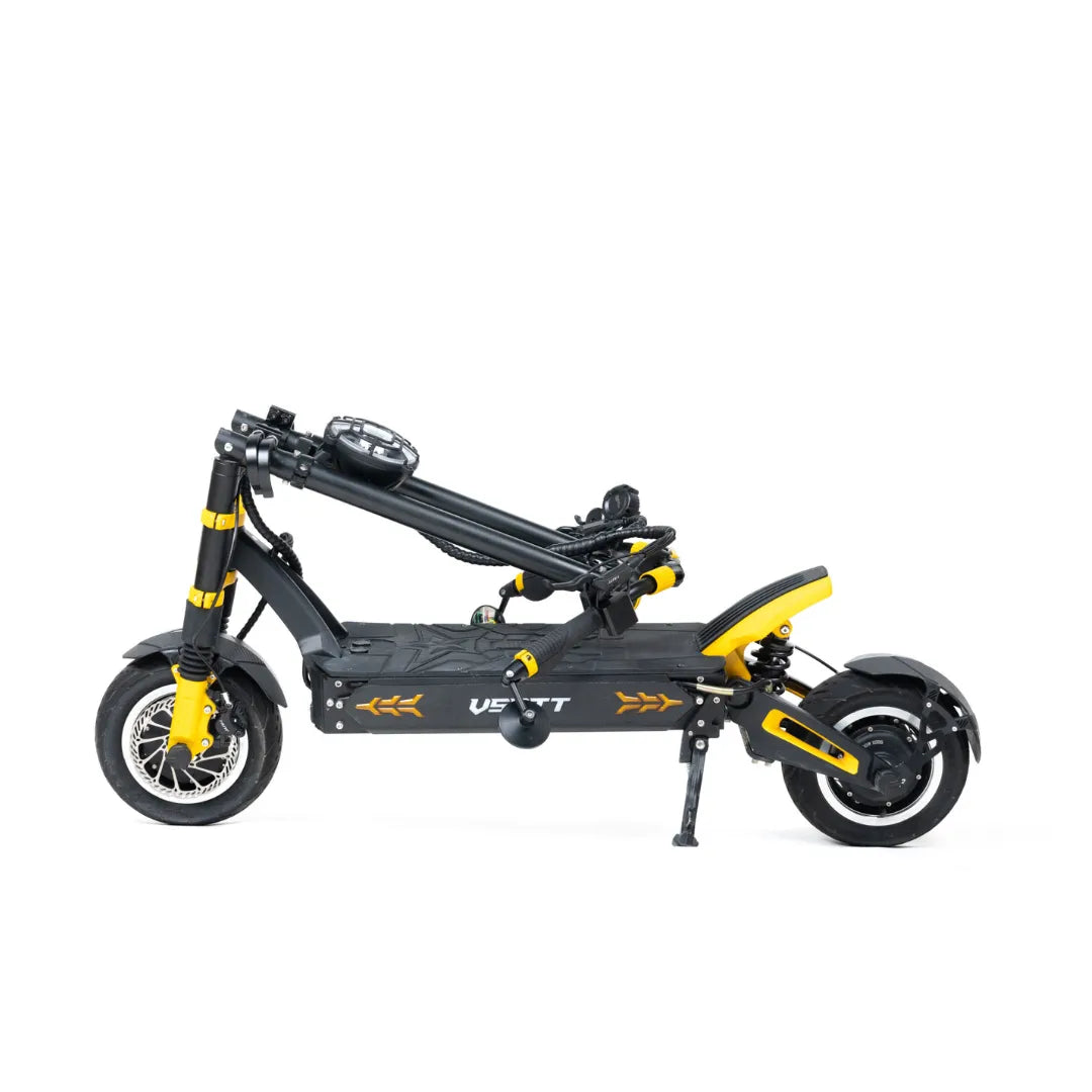 Izdelek je električni skiro znamke VSETT, model 11 Super. Na sliki je skiro v zloženem stanju, kar omogoča enostavno prenašanje in shranjevanje. Opremljen je s širokimi kolesi in vzmetenjem, kar zagotavlja udobno vožnjo. Barvna kombinacija črne in rumene dodaja športen videz.