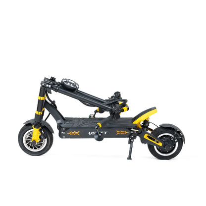 Izdelek je električni skiro znamke VSETT, model 11 Super. Na sliki je skiro v zloženem stanju, kar omogoča enostavno prenašanje in shranjevanje. Opremljen je s širokimi kolesi in vzmetenjem, kar zagotavlja udobno vožnjo. Barvna kombinacija črne in rumene dodaja športen videz.