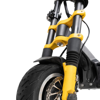 Izdelek na sliki je električni skiro, model Vsett 11 Super. Vidna je sprednja vilica skiroja, ki vključuje rumene gumijaste blazine za blaženje udarcev ter široko pnevmatiko z disk zavornim sistemom. Oblikovanje je robustno, kar nakazuje na dobro zmogljivost in stabilnost pri vožnji.