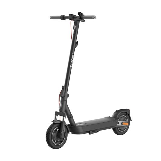 Eleganten črn električni skiro Xiaomi 5 Pro z moderno obliko in robustnimi kolesi.