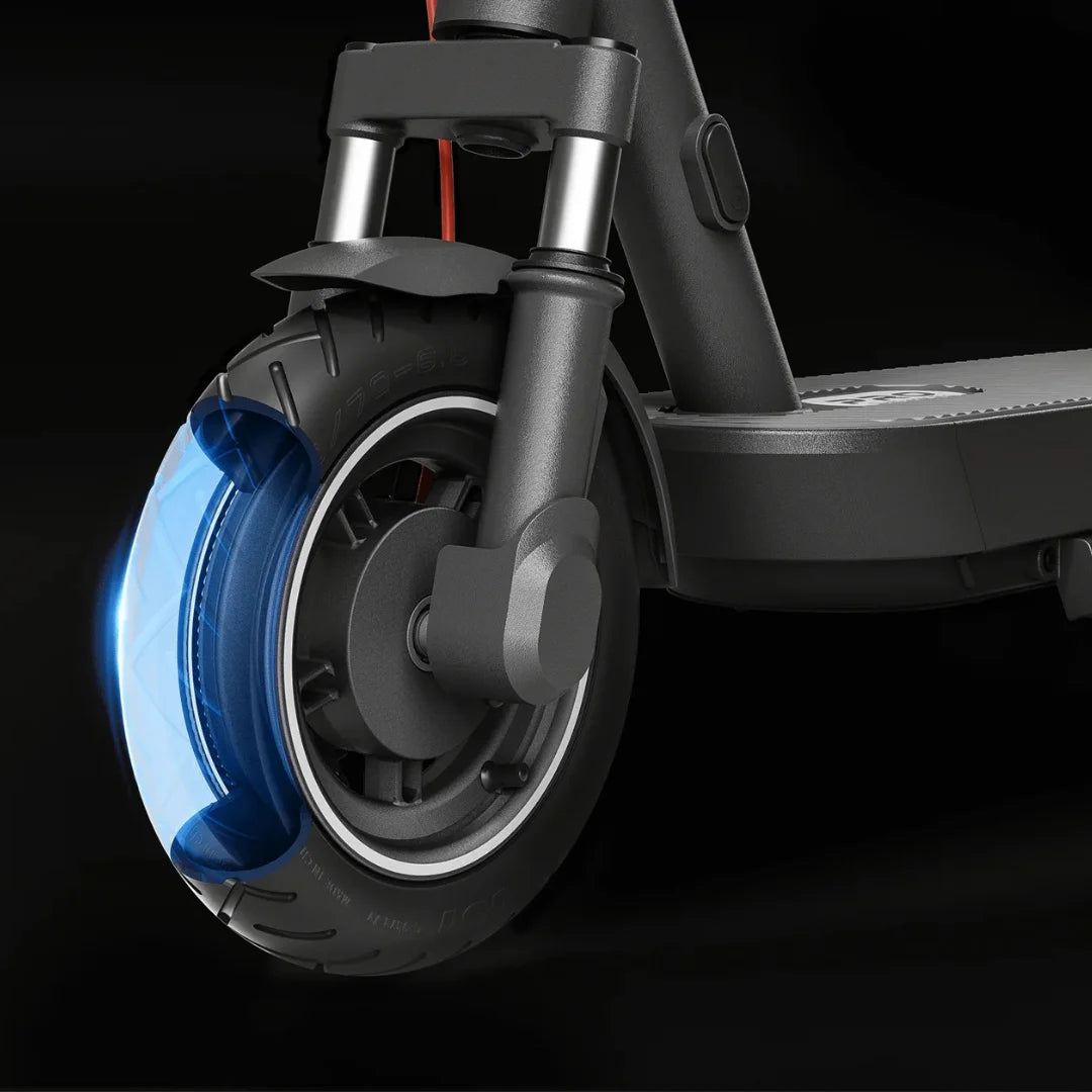 Posnetek od blizu sprednjega kolesa električnega skiroja Xiaomi 5 Pro z modro lučjo.