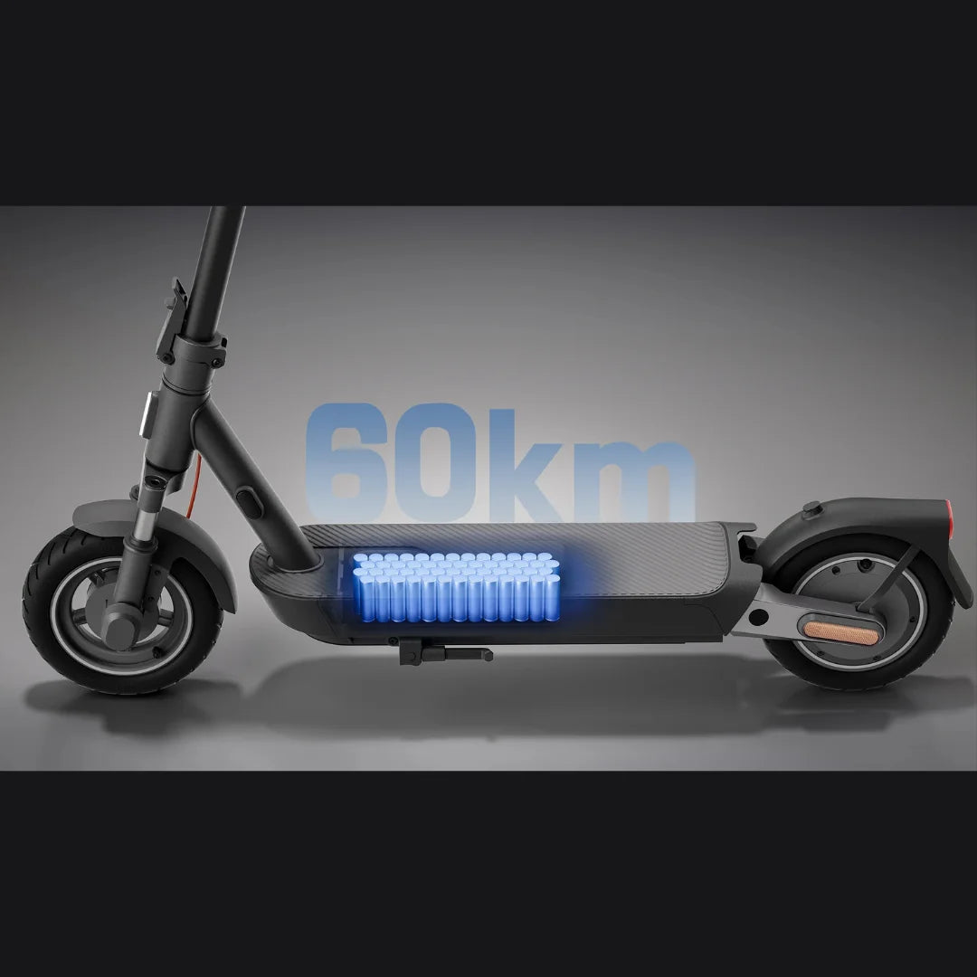 Izdelek na sliki je električni skiro, model Xiaomi 5 Pro. Na sliki je prikazana stranska perspektiva skiroja, ki razkriva njegovo robustno konstrukcijo in velikost koles. Osvetlitev prikazuje baterijske celice, kar nakazuje na zmogljivost baterije, ki omogoča doseg do 60 km.