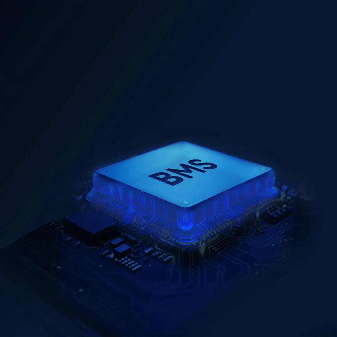 Od blizu posneta vezja z modro osvetlitvijo, na katerih je napis BMS za električni skiro Xiaomi 5 Pro.
