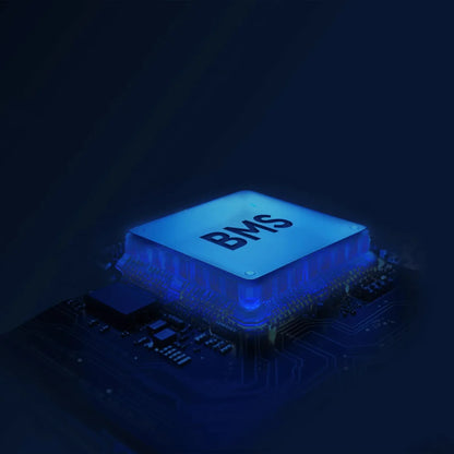 Od blizu posneta vezja z modro osvetlitvijo, na katerih je napis BMS za električni skiro Xiaomi 5 Pro.