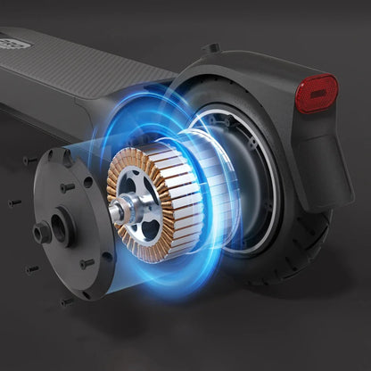 Na sliki je prikazan električni skiro, model Xiaomi 5 Pro. Vidna je notranjost motorja, ki vključuje rotor in stator, kar prikazuje tehnologijo, ki omogoča delovanje skiroja. Osvetlitev okoli motorja nakazuje na njegovo zmogljivost in učinkovitost.