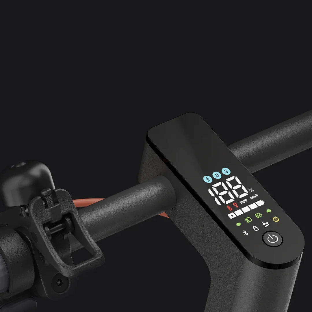 Od blizu prikaz zaslona na krmilu električnega skiroja Xiaomi 5 Pro, ki prikazuje hitrost in baterijo.
