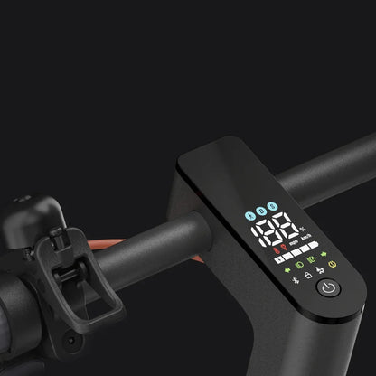 Od blizu prikaz zaslona na krmilu električnega skiroja Xiaomi 5 Pro, ki prikazuje hitrost in baterijo.