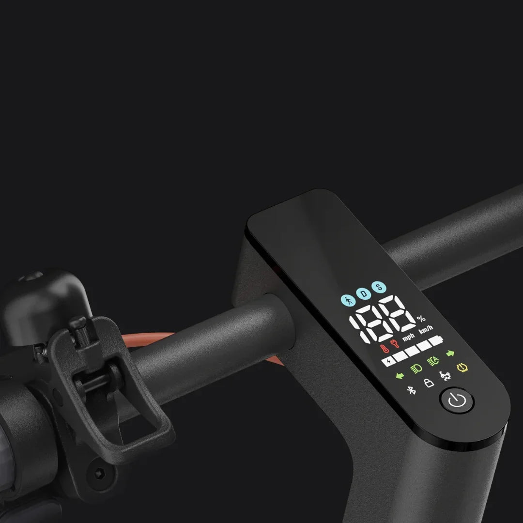 Na sliki je električni skiro znamke Xiaomi, model 5 Pro. Prikazan je del krmila, ki vsebuje digitalni zaslon z različnimi informacijami, kot so hitrost, nivo baterije in druge funkcije. Zaslon je zasnovan v črni barvi, kar daje modern videz skiroju.