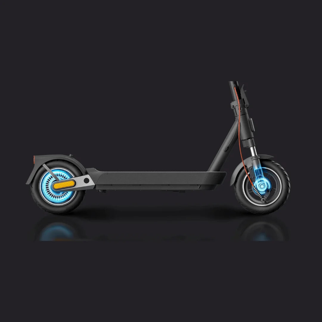 Stranski pogled električnega skiroja Xiaomi 5 Pro, ki prikazuje njegovo elegantno obliko in modre detajle na kolesih.
