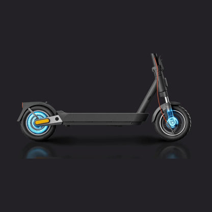 Stranski pogled električnega skiroja Xiaomi 5 Pro, ki prikazuje njegovo elegantno obliko in modre detajle na kolesih.