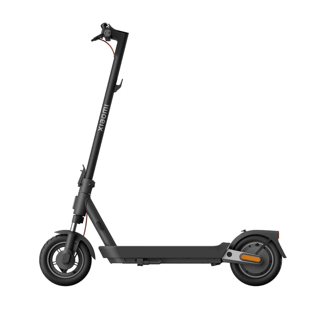 Izdelek je električni skiro, znamke Xiaomi, model 5 Pro. Na sliki je prikazan skiro v črni barvi, s preprosto in elegantno obliko. Vidna sta sprednja in zadnja kolesa ter platforma za stojišče, ki je zasnovana za udobno vožnjo. Na krmilu je tudi zavorni sistem, kar nakazuje na varno upravljanje.