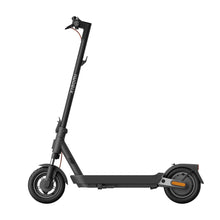 Izdelek je električni skiro, znamke Xiaomi, model 5 Pro. Na sliki je prikazan skiro v črni barvi, s preprosto in elegantno obliko. Vidna sta sprednja in zadnja kolesa ter platforma za stojišče, ki je zasnovana za udobno vožnjo. Na krmilu je tudi zavorni sistem, kar nakazuje na varno upravljanje.