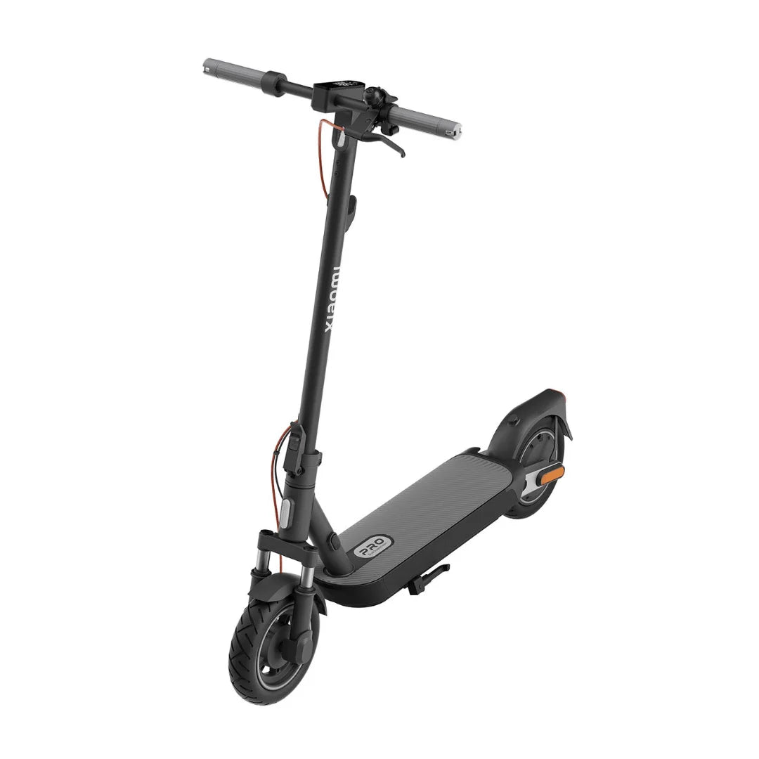 Izdelek na sliki je električni skiro, model Xiaomi 5 Pro. Na sliki je vidno moderno oblikovan skiro v črni barvi, z ergonomskim krmilom in široko platformo za stojo. Ima dva sprednja kolesa in zadnje kolo, kar omogoča stabilno vožnjo. Dodatki vključujejo ročico za zaviranje in LED lučko za boljšo vidljivost.