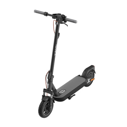 Izdelek na sliki je električni skiro, model Xiaomi 5 Pro. Na sliki je vidno moderno oblikovan skiro v črni barvi, z ergonomskim krmilom in široko platformo za stojo. Ima dva sprednja kolesa in zadnje kolo, kar omogoča stabilno vožnjo. Dodatki vključujejo ročico za zaviranje in LED lučko za boljšo vidljivost.