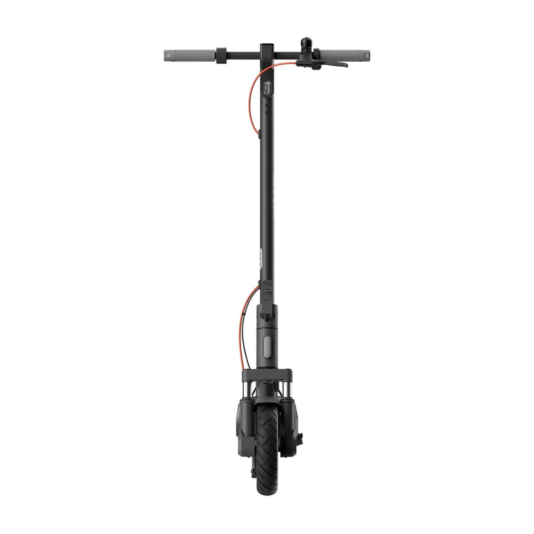 Na sliki je električni skiro znamke Xiaomi, model 5 Pro. Vidimo ga iz sprednje strani, kjer so jasno vidni krmilo, kolo in del okvirja. Barve so pretežno črne, s poudarki v rdeči barvi na kablu. Dizajn je minimalističen in sodoben, kar je značilno za to znamko.
