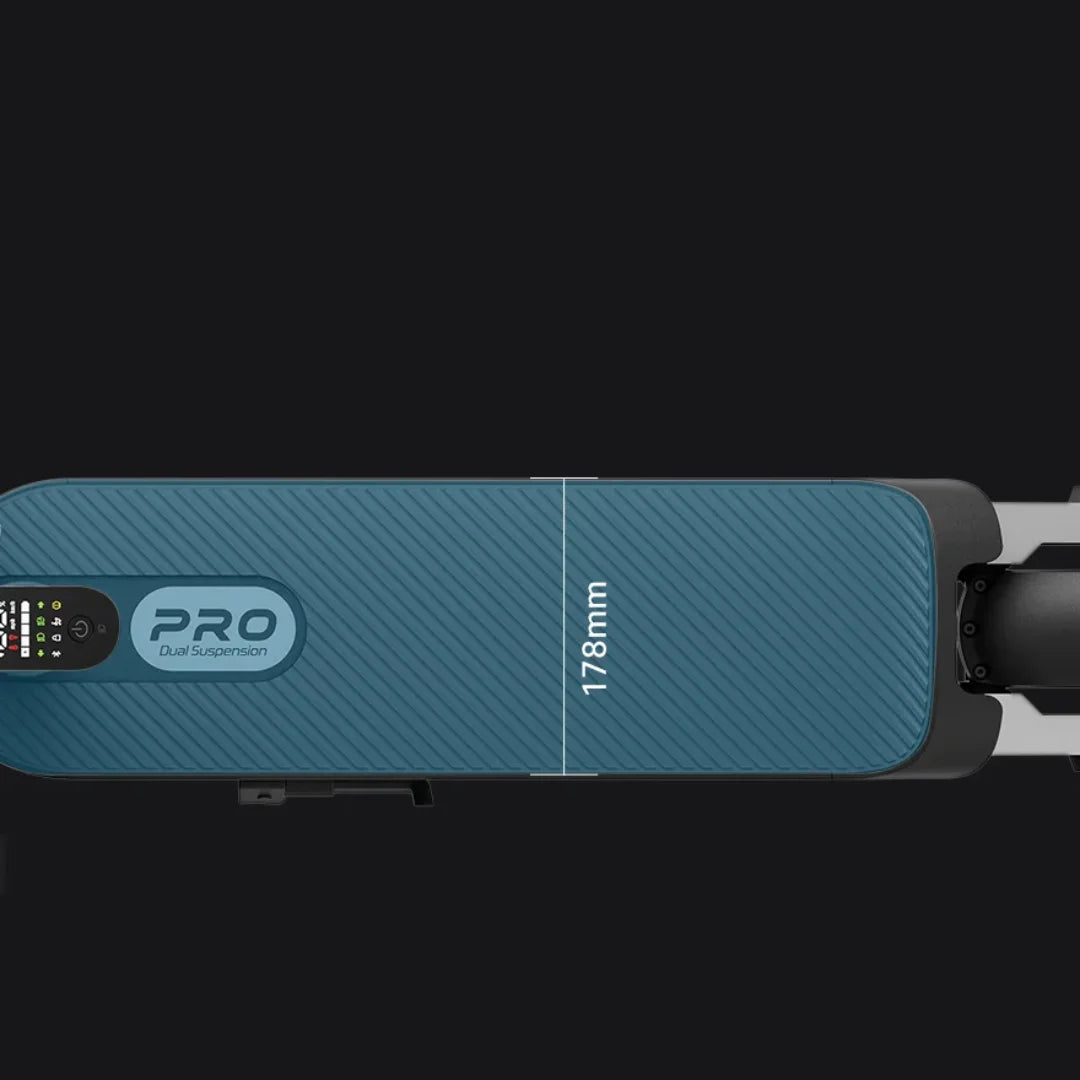 Izdelek je električni skiro, model Xiaomi 5 Pro. Na sliki je vidna zgornja površina skiroja, ki je v modri barvi z teksturo, ki omogoča boljši oprijem. Na levi strani je prikazana oznaka "PRO" ter informacije o dvojni suspenziji in dimenziji 178 mm. Celoten dizajn je sodoben in minimalističen.