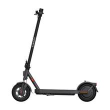 Električni skiro Xiaomi Elite v elegantni črni obliki, ki prikazuje njegovo moderno in kompaktno ogrodje.