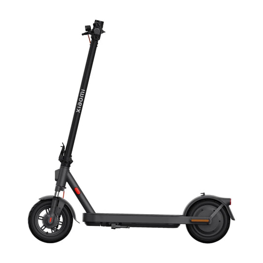 Električni skiro Xiaomi Elite v elegantni črni obliki, ki prikazuje njegovo moderno in kompaktno ogrodje.