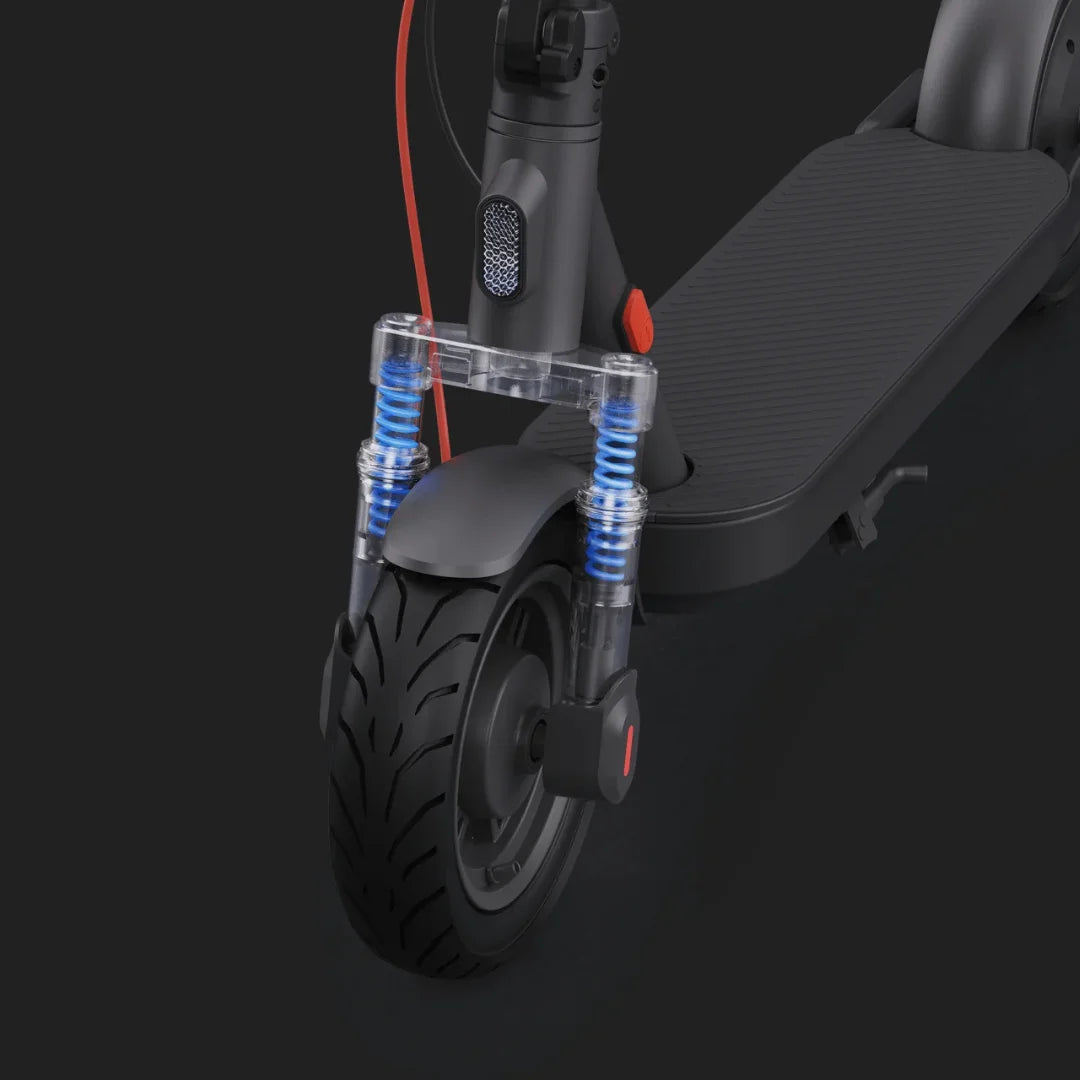 Izdelek na sliki je električni skiro znamke Xiaomi, model Elite. Vidna je sprednja kolesna enota, ki vključuje amortizatorje s plavimi vzmetmi, kar omogoča bolj udobno vožnjo. Kolo ima široko pnevmatiko z izrazitim profilom, kar pripomore k boljši stabilnosti in oprijemu na cesti.