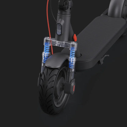 Izdelek na sliki je električni skiro znamke Xiaomi, model Elite. Vidna je sprednja kolesna enota, ki vključuje amortizatorje s plavimi vzmetmi, kar omogoča bolj udobno vožnjo. Kolo ima široko pnevmatiko z izrazitim profilom, kar pripomore k boljši stabilnosti in oprijemu na cesti.