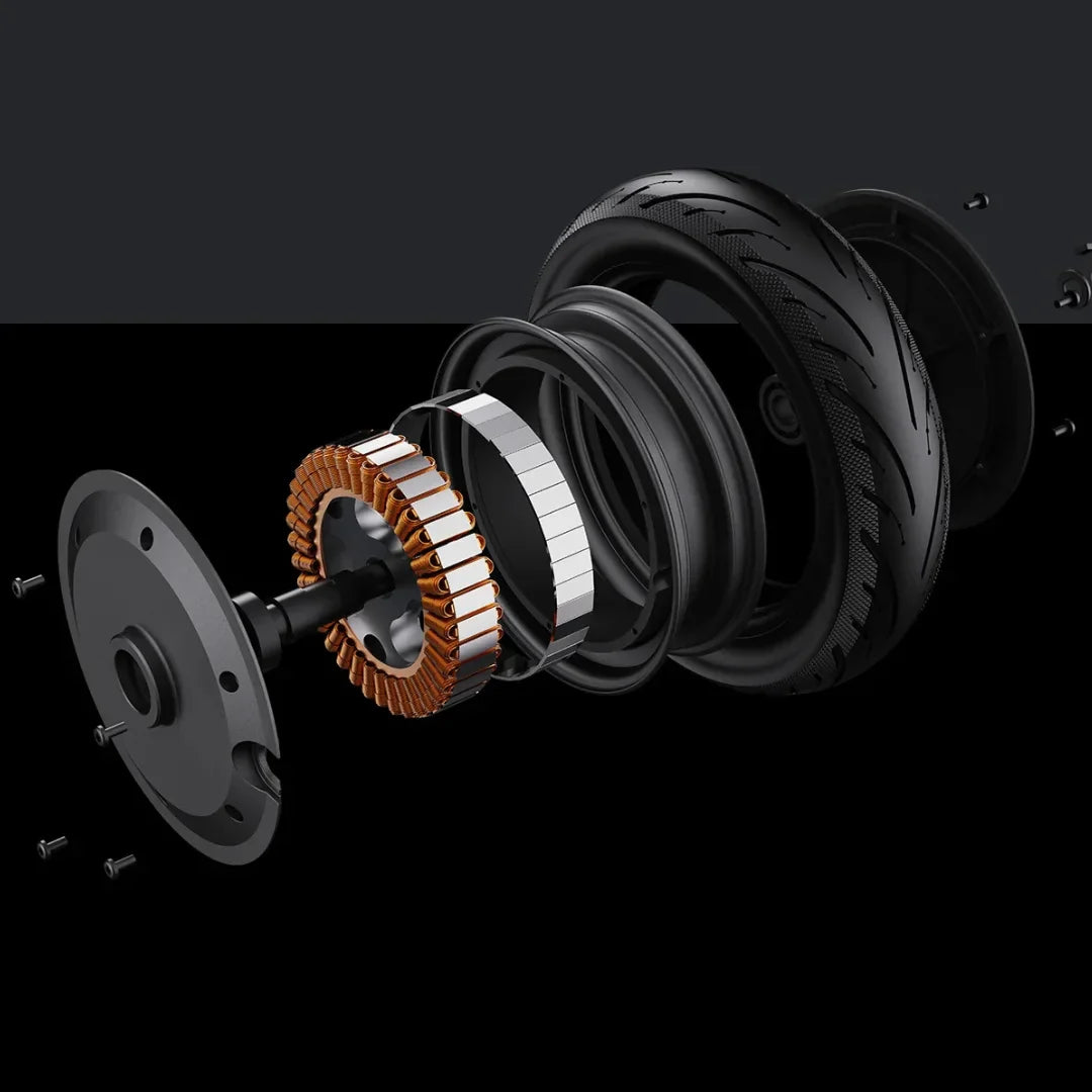 Izdelek je električni skiro, znamke Xiaomi, model Elite. Na sliki je prikazana razstavljena komponenta kolesa, ki vključuje motor, magnete in pnevmatiko. Vidna je tudi struktura, ki prikazuje notranje dele, kar daje vpogled v tehnologijo in zasnovo skiroja.