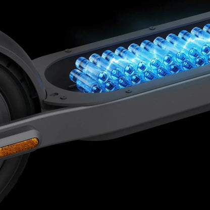 Na sliki je električni skiro znamke Xiaomi, model Elite. Vidna je baterija skiroja, ki je osvetljena z modro svetlobo, kar daje sodoben in tehnološki videz. Skuter ima robustno konstrukcijo, kar nakazuje na njegovo trajnost in zanesljivost.