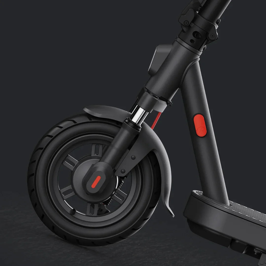 Na sliki je električni skiro znamke Xiaomi, model Elite. Vidna je sprednja kolesa s širokim gumami in amortizerjem, kar omogoča udobnejšo vožnjo. Na skiroju je tudi rdeč gumb, ki verjetno služi za vklop ali izklop naprave. Celoten dizajn je minimalističen in eleganten, kar je značilno za to znamko.