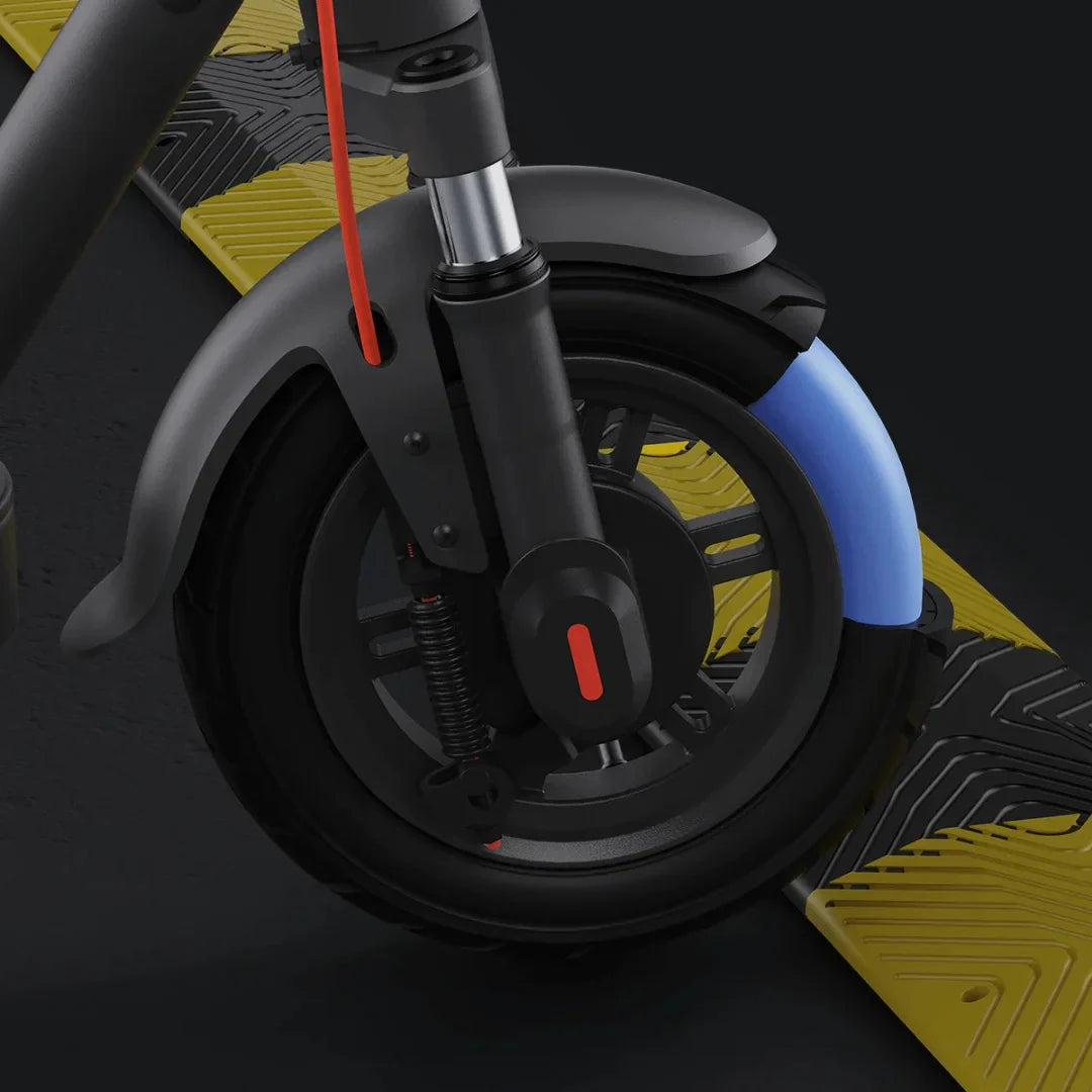 Izdelek je električni skiro znamke Xiaomi, model Elite. Na sliki je prikazan sprednji del skiroja, kjer so vidni kolo, vzmetenje in del okvirja. Kolo ima modro zaščito, kar dodaja estetski element, medtem ko je celoten dizajn skiroja sodoben in minimalističen. V ozadju je vidna podlaga z rumenimi in črnimi vzorci, kar nakazuje na mesto uporabe.