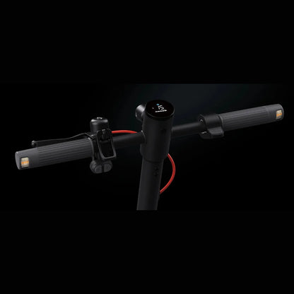 Na sliki je električni skiro znamke Xiaomi, model Elite. Vidni so krmili s teksturiranimi ročaji, digitalni zaslon, ki prikazuje hitrost, ter lučka na sprednjem delu. Rdeči kabel je prav tako opazen, kar lahko nakazuje na električne komponente skiroja. Celoten dizajn je minimalističen in sodoben.