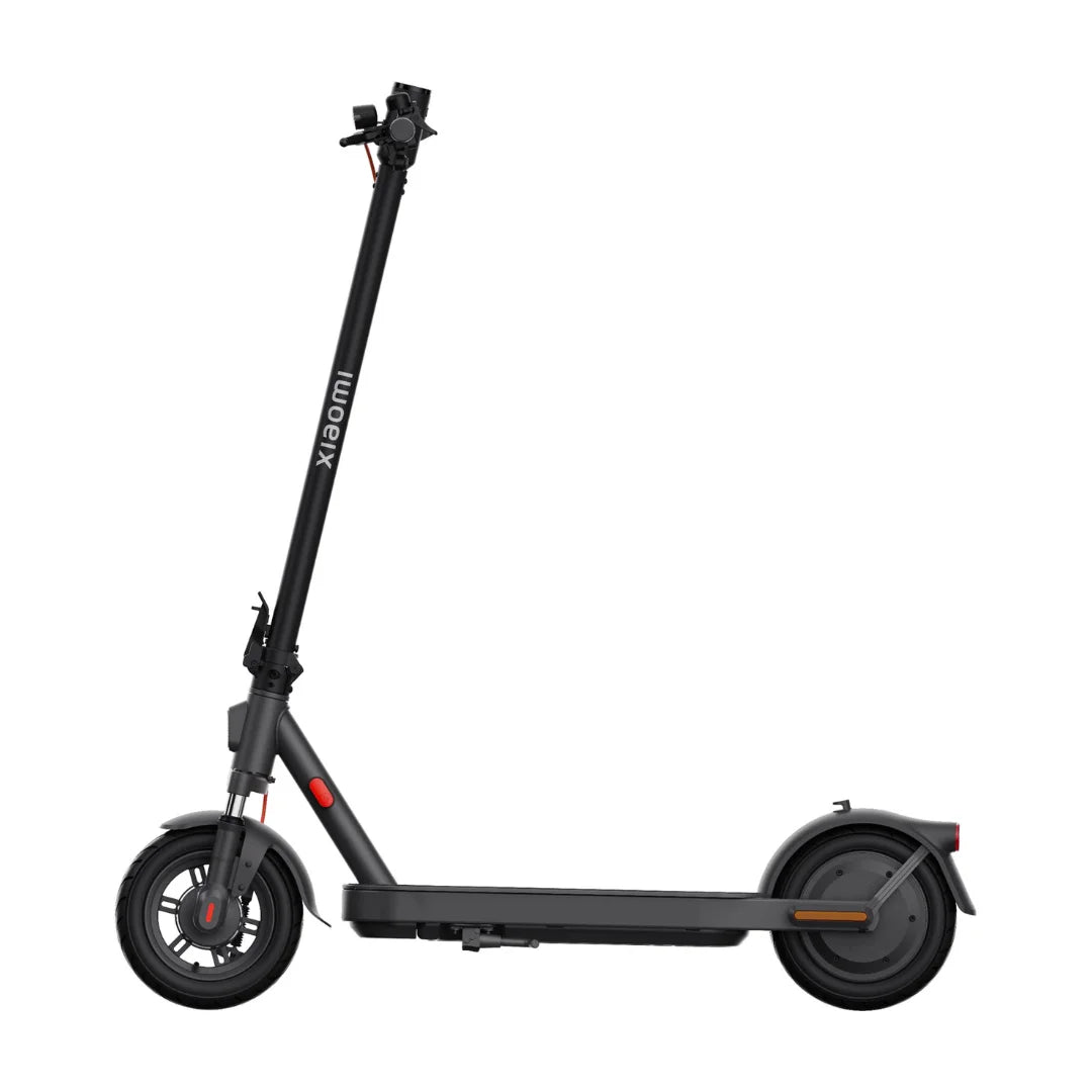 Na sliki je električni skiro znamke Xiaomi, model Elite. Izdelek je v črni barvi in ima minimalistično obliko. Vidna sta sprednja in zadnja kolesa, skupaj z nosilno platformo in krmilno palico, ki je opremljena z ročajem in zavornim sistemom.
