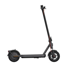 Stranski pogled električnega skiroja Xiaomi Elite, ki se ponaša z elegantno obliko in robustnim okvirjem.